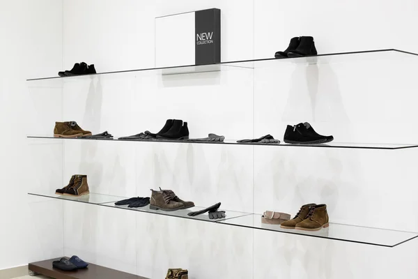 Innenraum eines Schuhgeschäfts in einem modernen europäischen Einkaufszentrum — Stockfoto