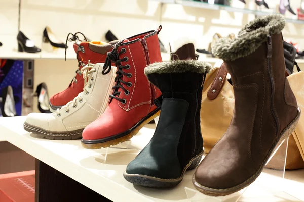 Interior de la tienda de zapatos en el centro comercial europeo moderno — Foto de Stock