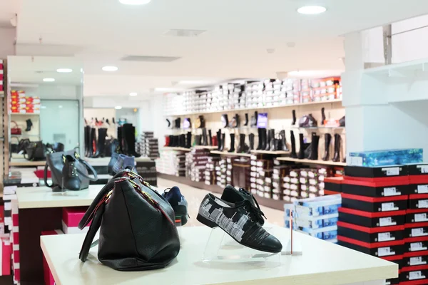 Interior de la tienda de zapatos en el centro comercial europeo moderno —  Fotos de Stock