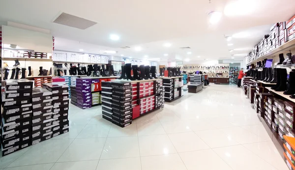 Interior de la tienda de zapatos en el centro comercial europeo moderno —  Fotos de Stock