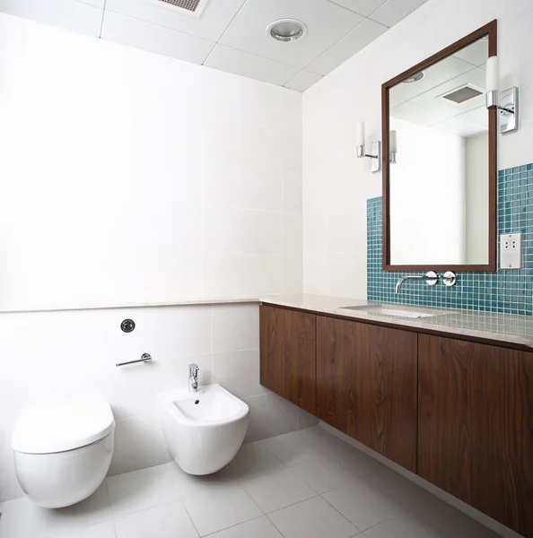 Интерьер современного туалета в европейском стиле — стоковое фото