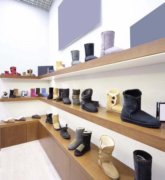 Intérieur du magasin de chaussures dans le centre commercial européen moderne — Photo