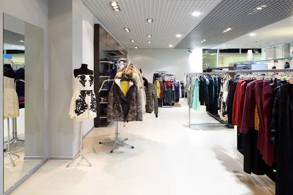 Gloednieuwe interieur van doek winkel — Stockfoto