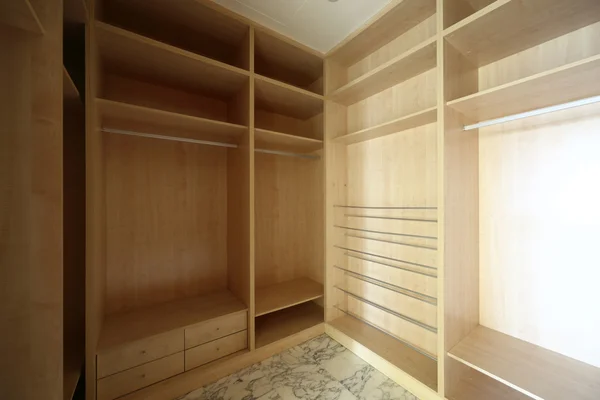 Schönes Interieur der hellen Garderobe — Stockfoto