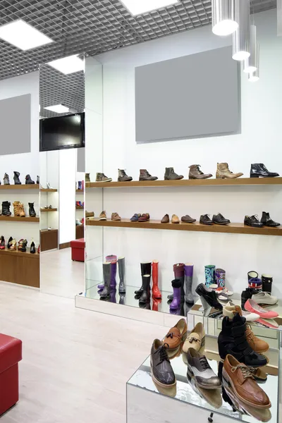 Interno del negozio di scarpe nel moderno centro commerciale europeo — Foto Stock