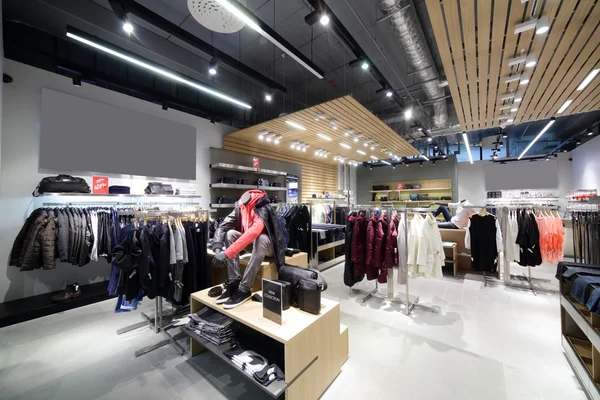 Gloednieuwe interieur van doek winkel — Stockfoto