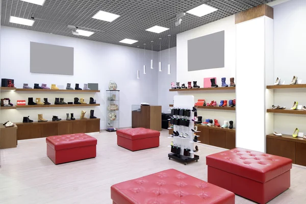 Interieur van schoenenwinkel in moderne Europese winkelcentrum — Stockfoto