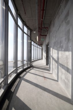 dubai üstündeki çiğ beton iç