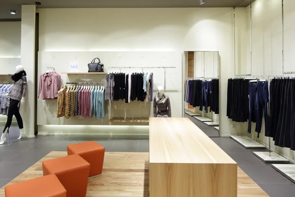 Splitter nytt interiør i klesbutikken – stockfoto
