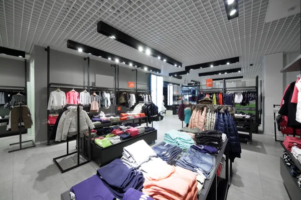 Gloednieuwe interieur van doek winkel — Stockfoto