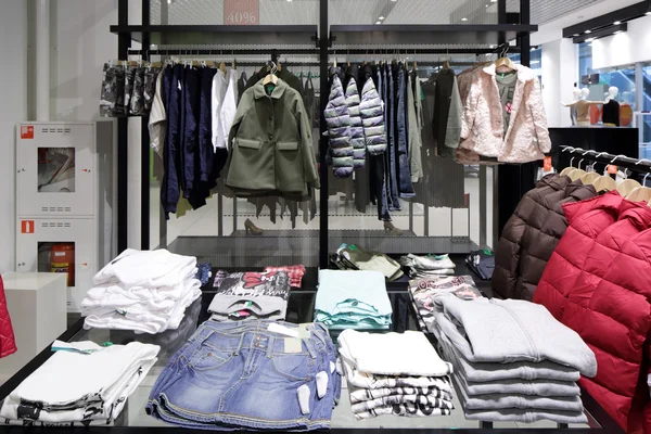 Gloednieuwe interieur van doek winkel — Stockfoto