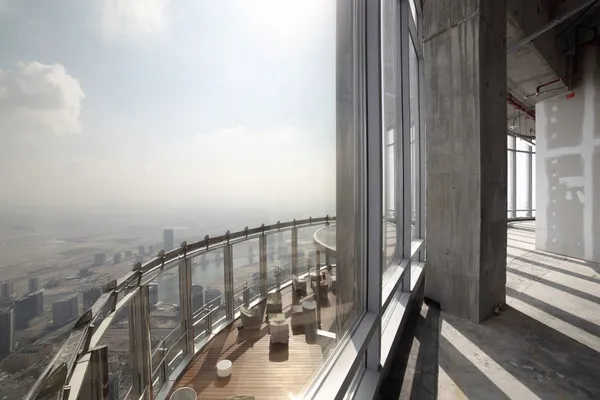 Intérieur en béton brut au sommet du dubai — Photo