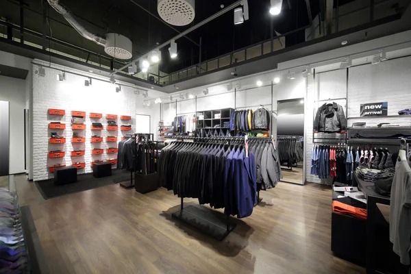 Gloednieuwe interieur van doek winkel — Stockfoto