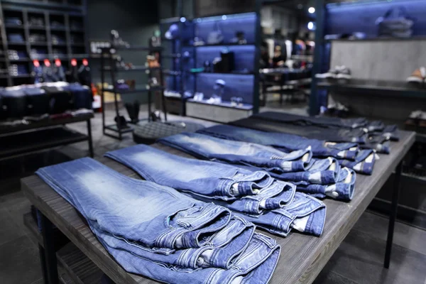 Tienda de ropa tienda jeans pantalones fotografías e imágenes de