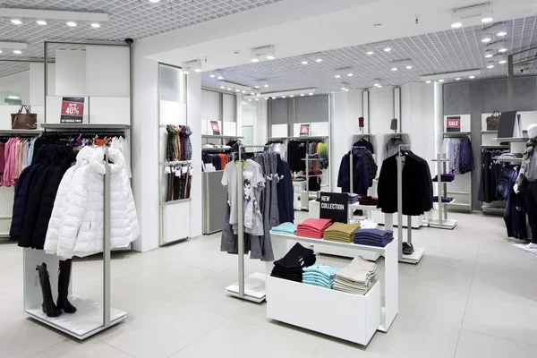 Gloednieuwe interieur van doek winkel — Stockfoto