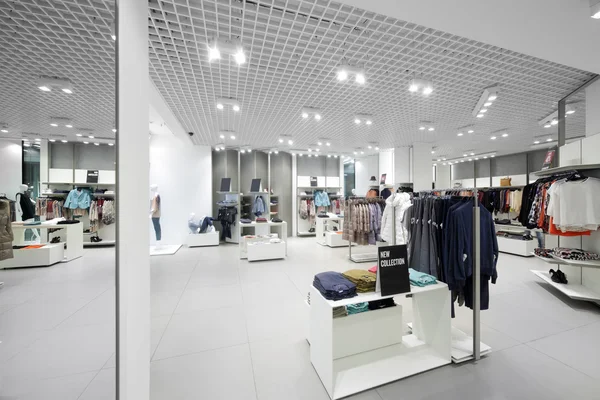 Gloednieuwe interieur van doek winkel — Stockfoto