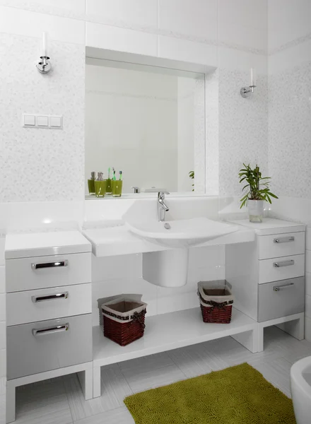 明亮的浴室与镀铬水龙头 — 图库照片