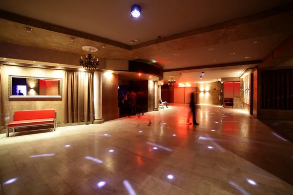 Hermoso club nocturno europeo interior — Foto de Stock