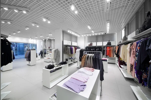 Gloednieuwe interieur van doek winkel — Stockfoto