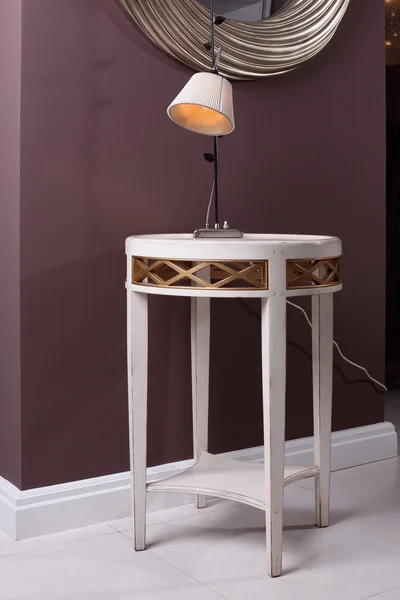 Elegante y nueva mesa con lámpara y espejo —  Fotos de Stock