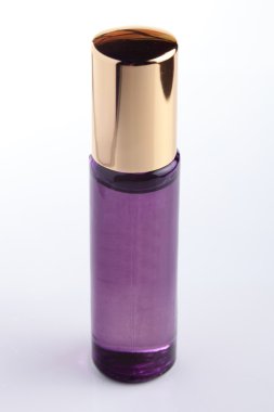 Beyaz arka planda küçük parfüm şişesi