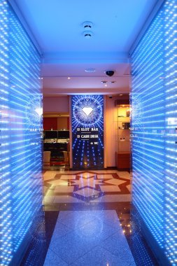 tablolar ile parlak ve şık casino