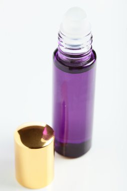 Beyaz arka planda küçük parfüm şişesi