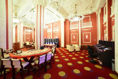 tablolar ile parlak ve şık casino