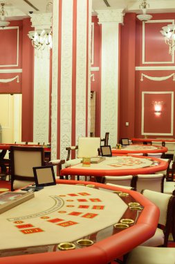 tablolar ile parlak ve şık casino