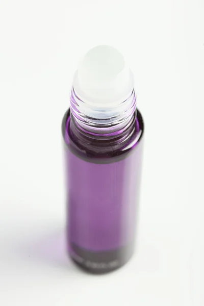 Pequeña botella de perfume sobre fondo blanco —  Fotos de Stock