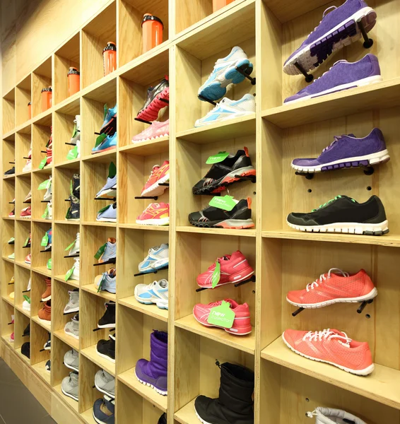 Interior de la tienda de zapatos en el centro comercial europeo moderno — Foto de Stock