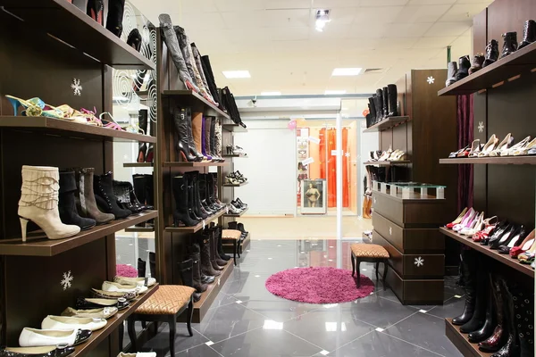 Intérieur du magasin de chaussures dans le centre commercial européen moderne — Photo