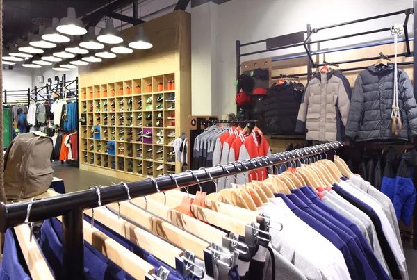 Nuevo interior de la tienda de tela — Foto de Stock