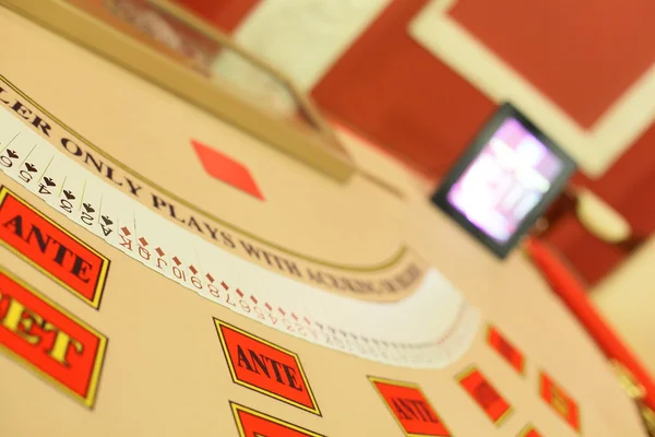 Helles und modisches Casino mit Tischen — Stockfoto
