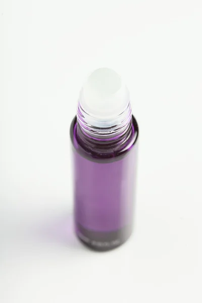 Piccola bottiglia di profumo su sfondo bianco — Foto Stock