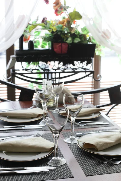 Europäisches Restaurant in gelben Farben — Stockfoto