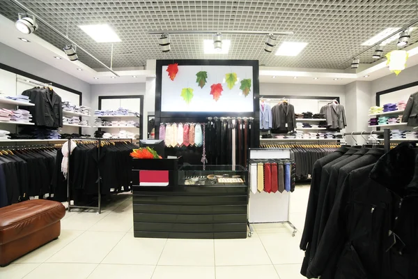 Gloednieuwe interieur van doek winkel — Stockfoto