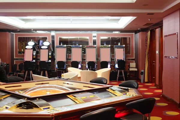 Casino brillante y de moda con mesas —  Fotos de Stock