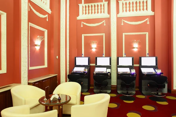 Světlé a moderní casino s tabulkami — Stock fotografie