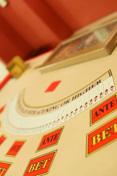 Casino brilhante e elegante com mesas — Fotografia de Stock