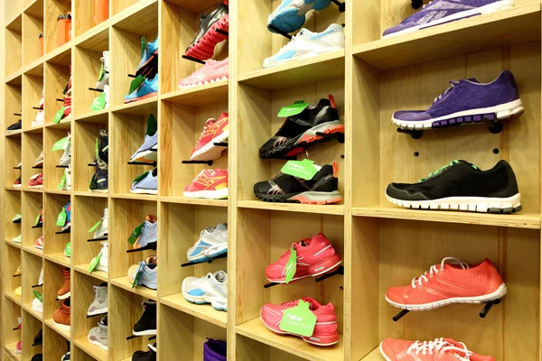 Interior de la tienda de zapatos en el centro comercial europeo moderno — Foto de Stock