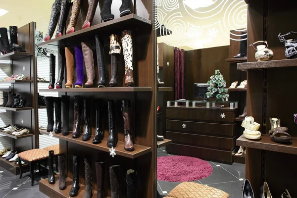 Intérieur du magasin de chaussures dans le centre commercial européen moderne — Photo