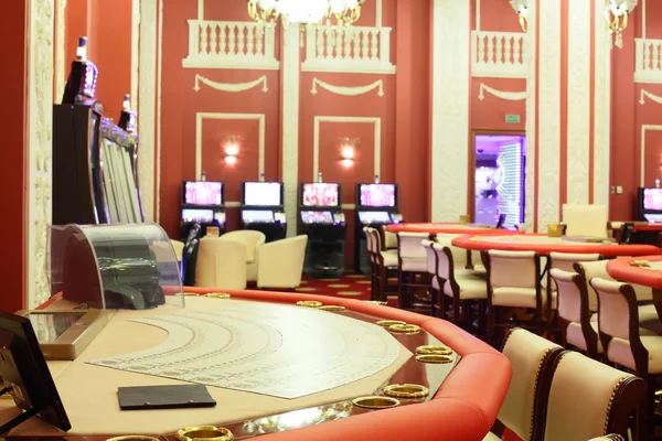 Casino brilhante e elegante com mesas — Fotografia de Stock