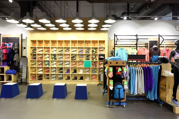 Interior de la tienda de zapatos en el centro comercial europeo moderno — Foto de Stock