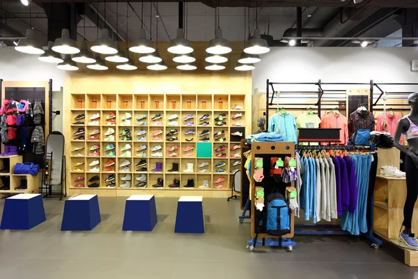 Interior de la tienda de zapatos en el centro comercial europeo moderno —  Fotos de Stock