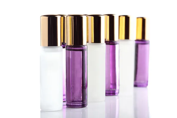 Pequeña botella de perfume sobre fondo blanco — Foto de Stock