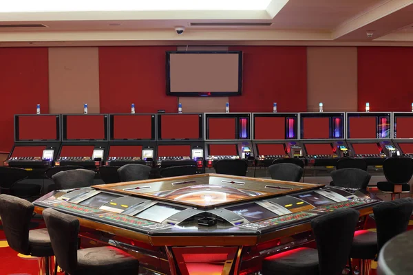 Casino brilhante e elegante com mesas — Fotografia de Stock