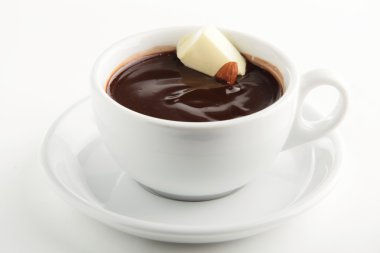 beyaz zemin üzerine bir fincan kahve