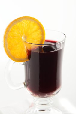 taze ve soğuk beyaz zemin üzerine kokteyl