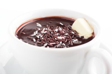 beyaz zemin üzerine bir fincan kahve